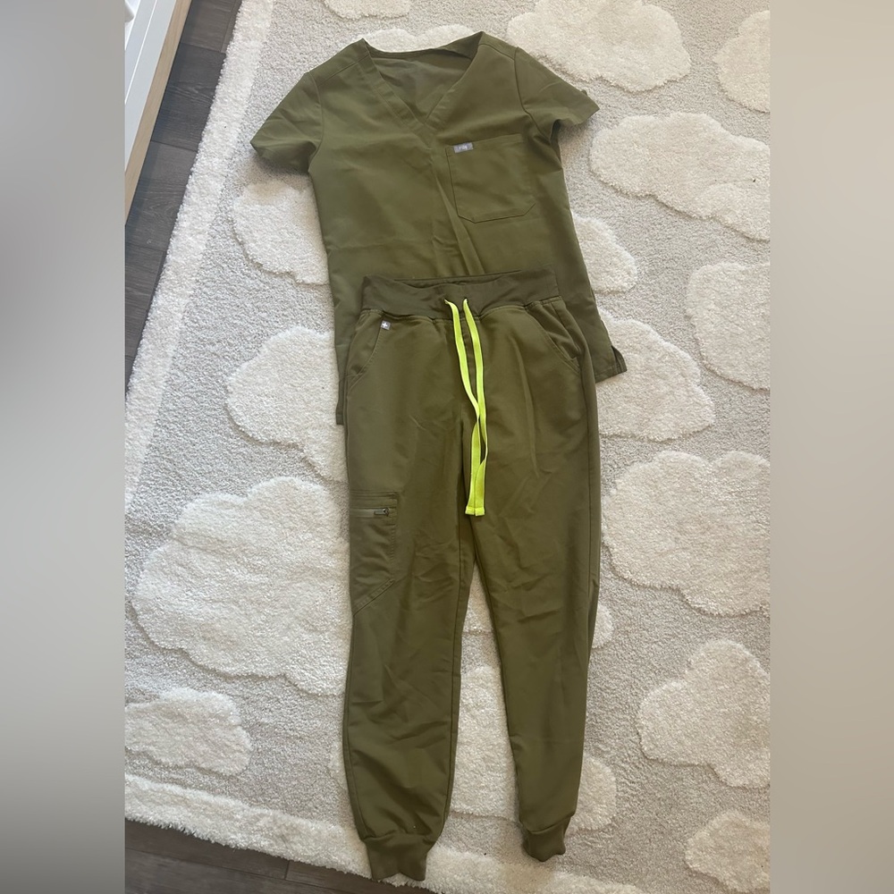 FIGS Scrubs - Olive Green XXS top // XS Petite joggers